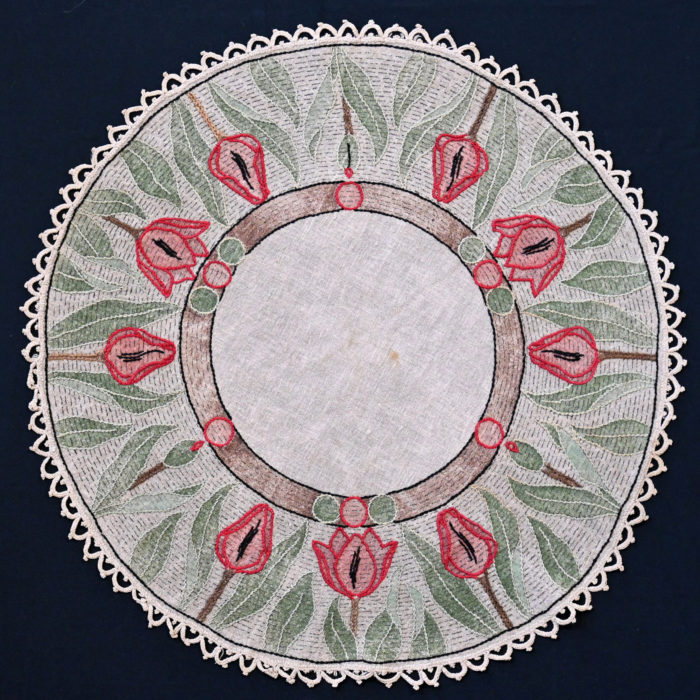 Table Round, red tulips